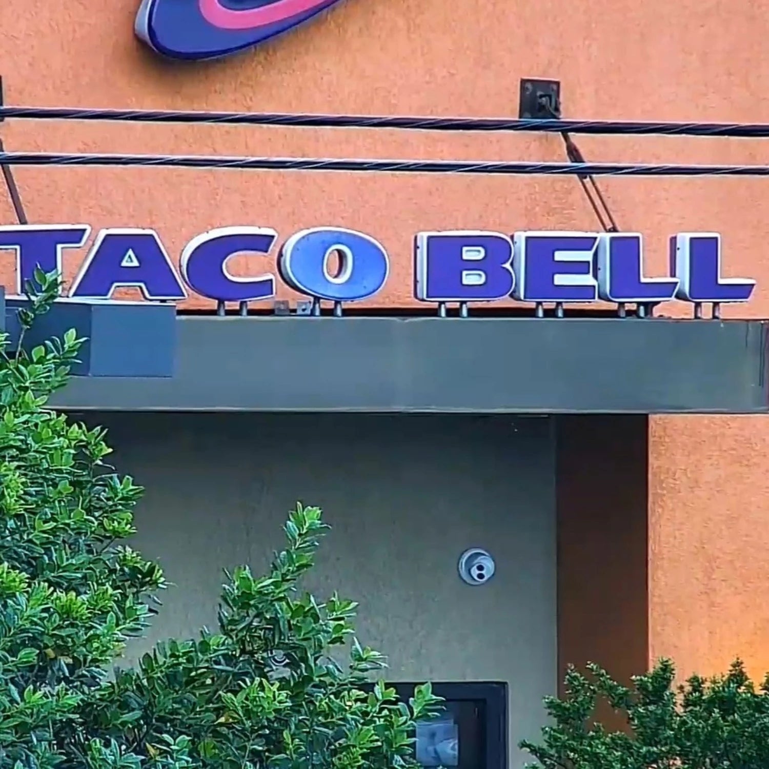 UNIVIEW FullHD 1080p (2MP) NDAA Compliant Weatherproof PTZ IP Security Camera with a 33x Zoom Lens, Lighthunter Illumination, and Deep Learning AI